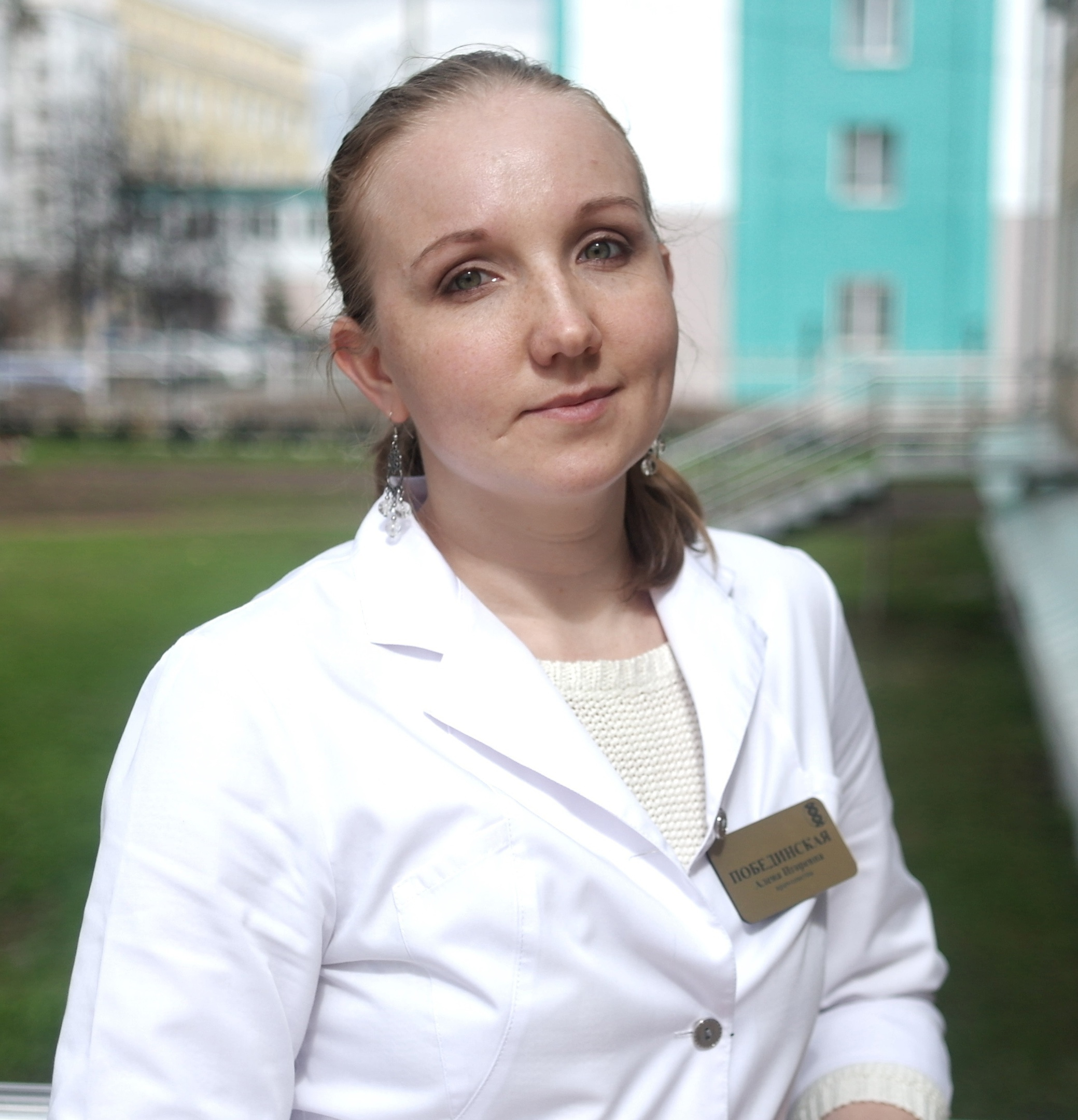 Лечащий врач-генетик девочки Алёна Побединская говорит, что сейчас генетические анализы можно проводить бесплатно