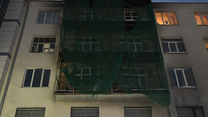 «Мы даже не можем выйти на балкон». Жильцы горевшего дома на Вайнера полтора года ждут ремонта