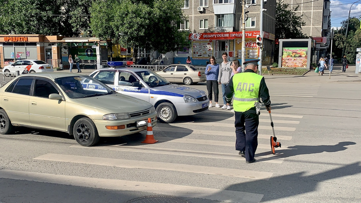 Водитель в Екатеринбурге проехал на красный и сбил ребенка на переходе. Он получил штраф в 1800 рублей