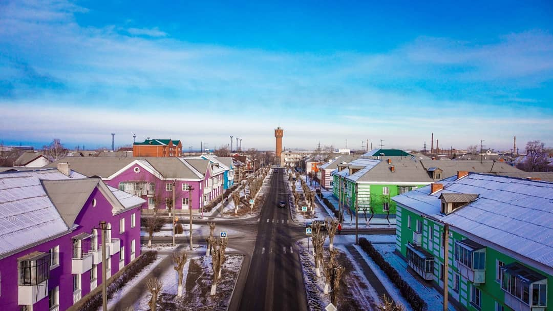 Дома на улице Ленина в Южноуральске — буквально всех цветов радуги