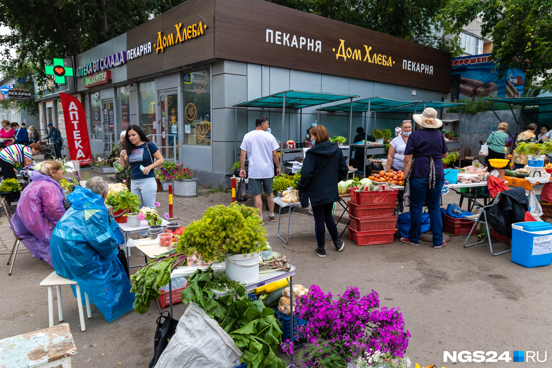 На случай дождя продавцы имеют дождевики, но надеются на хорошую погоду — только тогда будут продажи На случай дождя продавцы имеют дождевики, но надеются на хорошую погоду — только тогда будут продажи