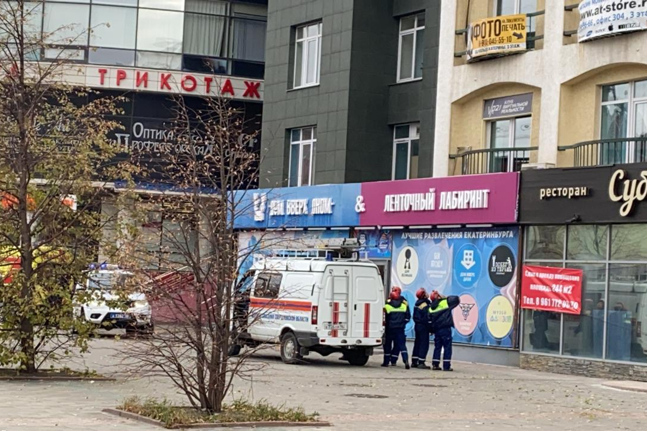 В центре Екатеринбурга на улице Вайнера девушка выпала с 10 этажа и  осталась жива - 3 октября 2021 - e1.ru