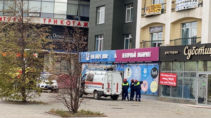 В центре Екатеринбурга девушка выпала с 10-го этажа и осталась жива