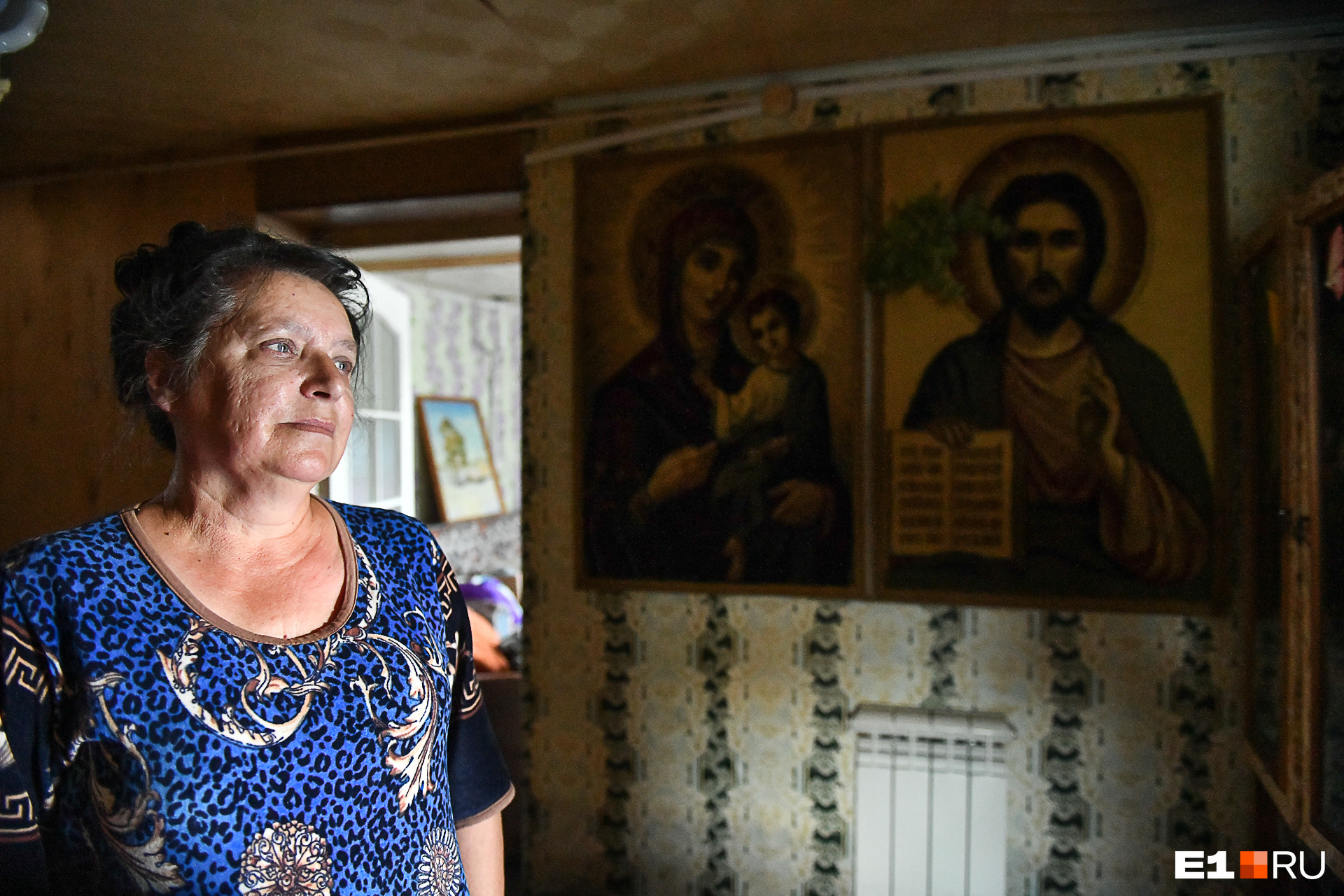 А это жительница дома по Уральских Добровольцев. Ее дом тоже затопило, но женщина вместе с мужем не покинула жилище