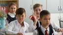 Проверяйте карточки: в России начались выплаты путинского пособия на школьников