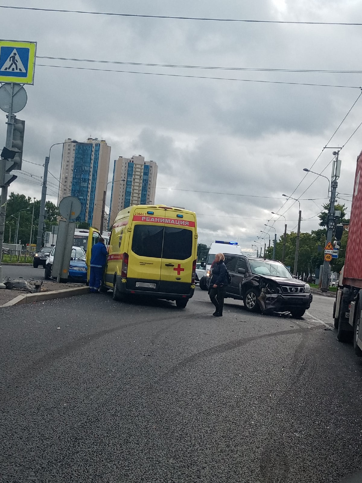 Ребенок и пенсионер пострадали при столкновении трех машин на Маршала Жукова  в Петербурге 23 августа 2021 г. - 23 августа 2021 - ФОНТАНКА.ру