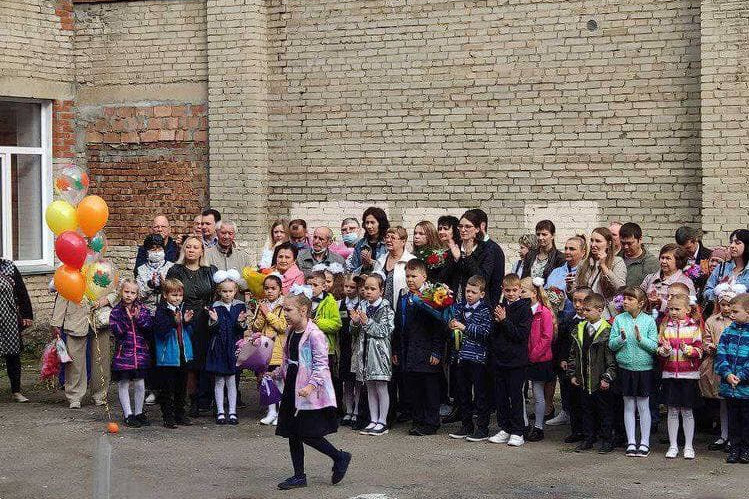 В этом году из-за коронавируса в большинстве школ линейки проходят для каждого класса отдельно В этом году из-за коронавируса в большинстве школ линейки проходят для каждого класса отдельно