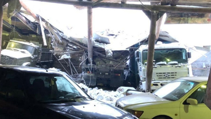 Крыша автостоянки обрушилась под натиском снега в Норильске