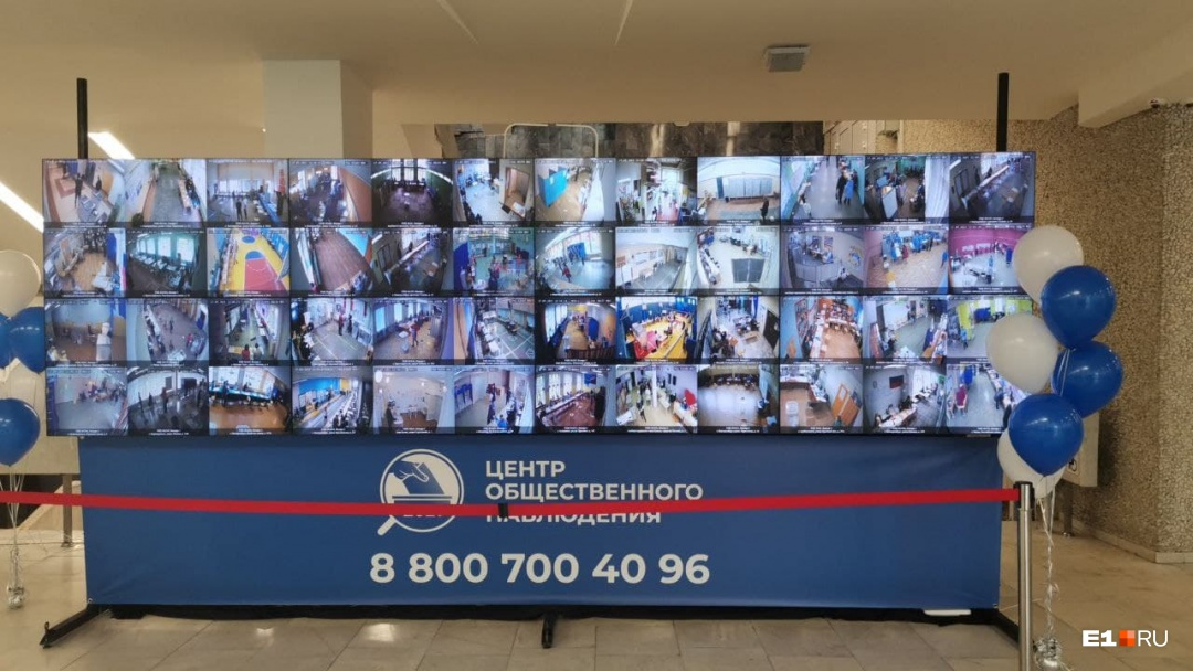 В Центре общественного наблюдения установили огромную панель на 48 экранов, чтобы любой желающий мог следить за ходом голосования. Но здесь очереди из желающих последить не наблюдается