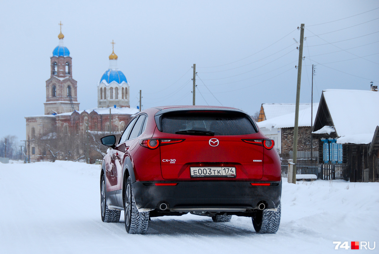 Автомобиль не нужно путать с более компактной Mazda CX-3, которая в России не продавалась