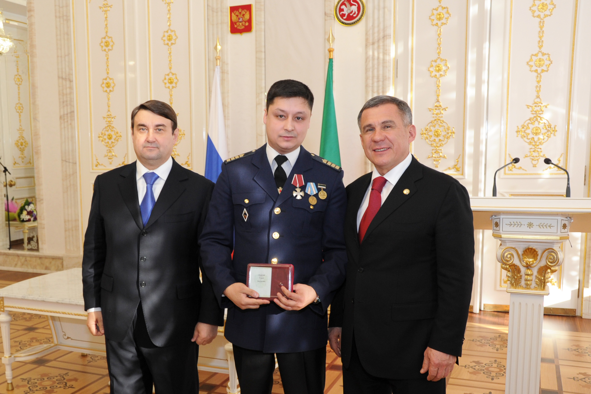 Капитан «Арабеллы» Роман Лизалин (в центре) навсегда запомнил тот жуткий день Капитан «Арабеллы» Роман Лизалин (в центре) навсегда запомнил тот жуткий день