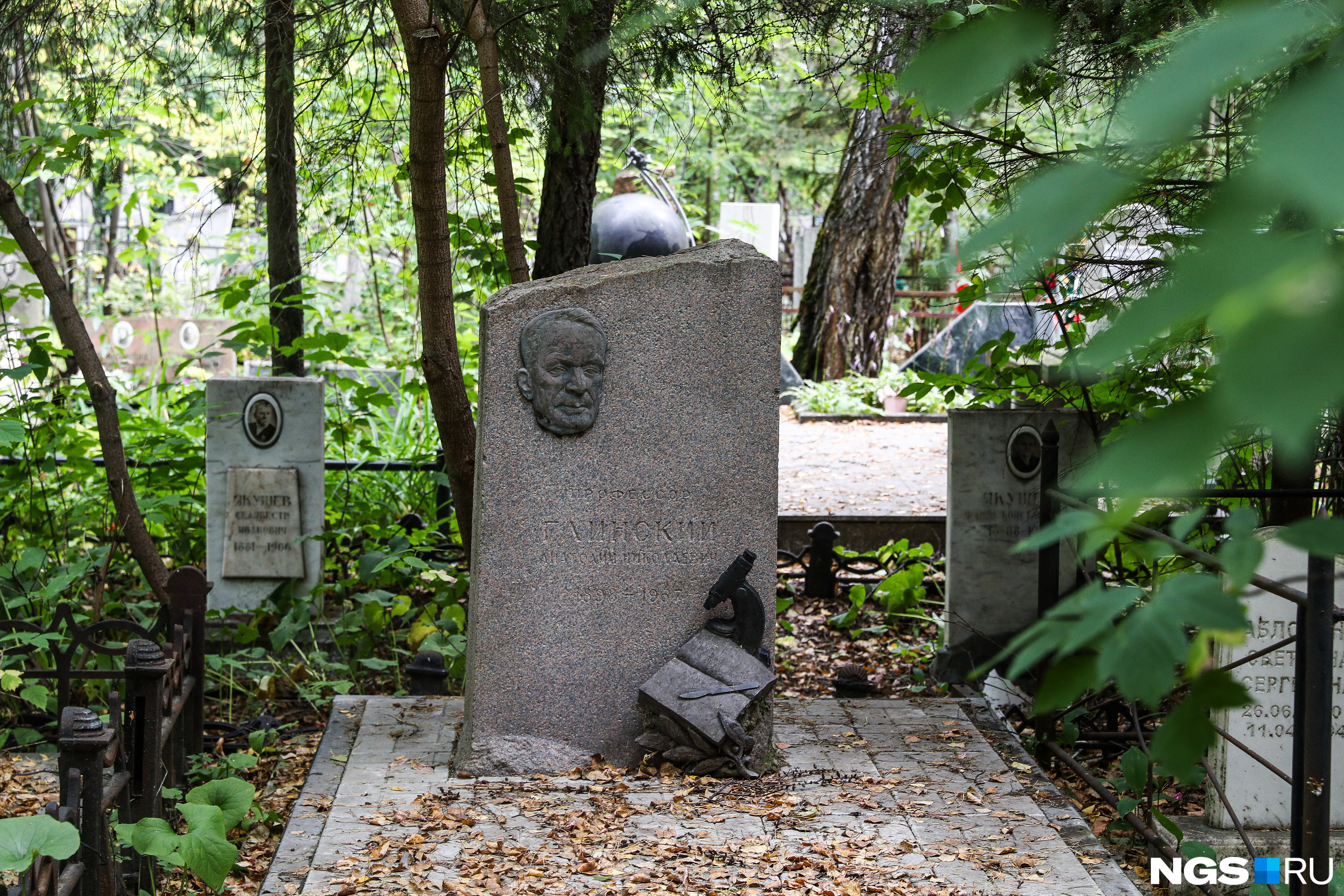 В Волгоградской области на кладбище Фролово неизвестные вскрывали цыганские могилы