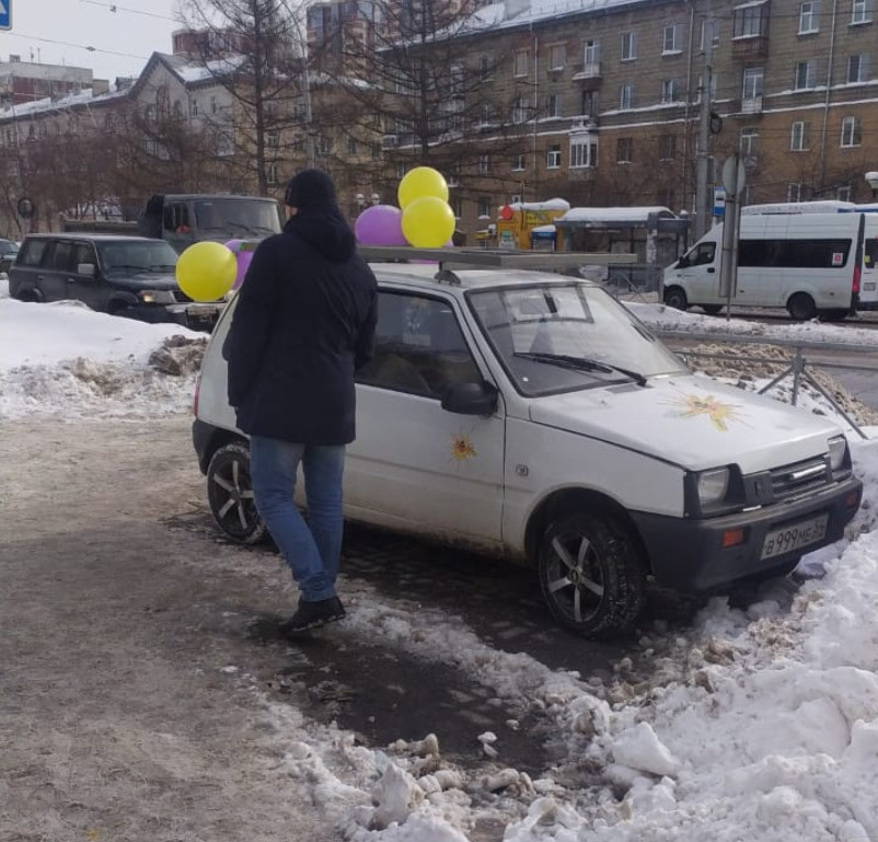 «Ока» на тротуаре «Ока» на тротуаре