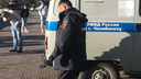 В Челябинске полицейский распылил газовый баллончик в лицо парню, снимавшему на видео задержание друзей