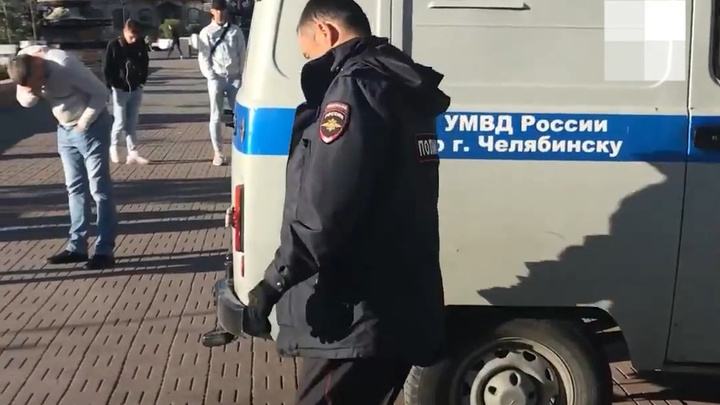 В Челябинске полицейский распылил газовый баллончик в лицо парню, снимавшему на видео задержание друзей
