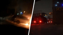 Машина сгорела в Калининском районе <nobr class="_">Новосибирска —</nobr> пожар попал на видео