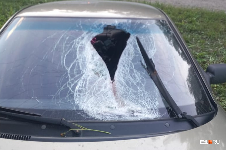 Фрагмент металлической детали прошел через лобовое стекло и смертельно ранил водителя «десятки»