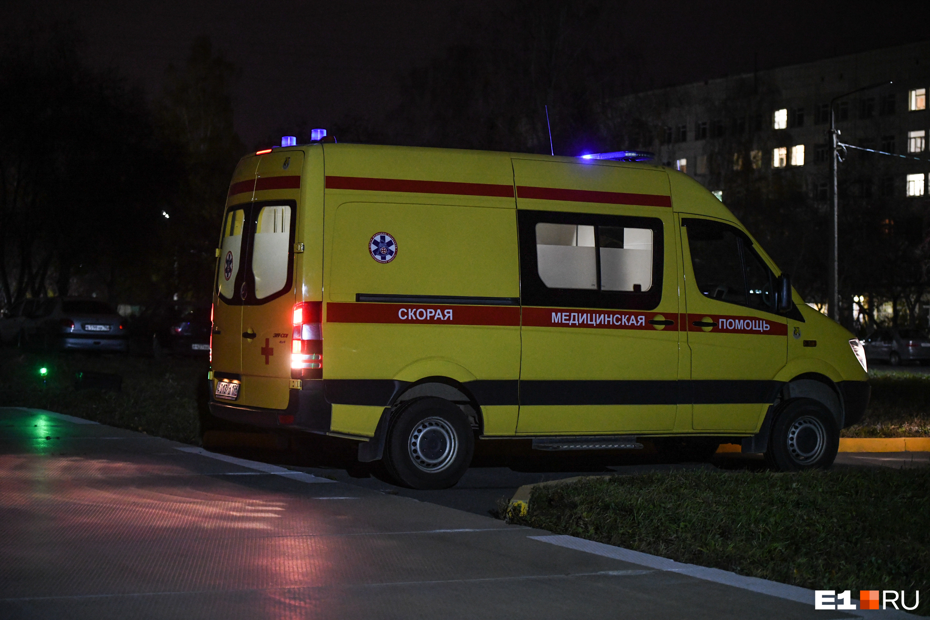 «Выбежал из-за кустов»: в Екатеринбурге легковушка сбила ребенка. Мальчика госпитализировали