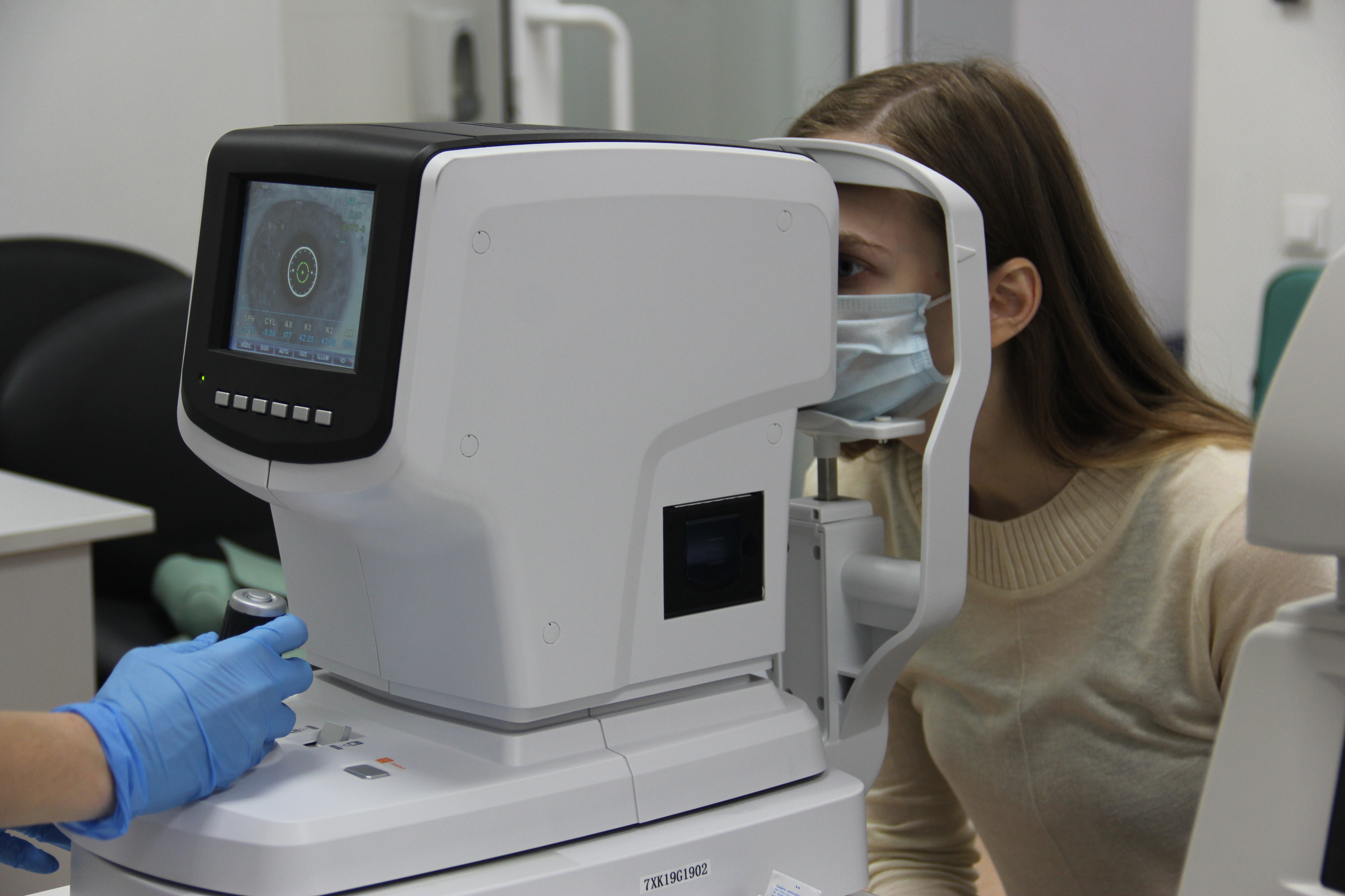 В скрининг-диагностику входят два измерения, по которым можно сделать предположения о наличии катаракты, глаукомы и обнаружить аномалии рефракции