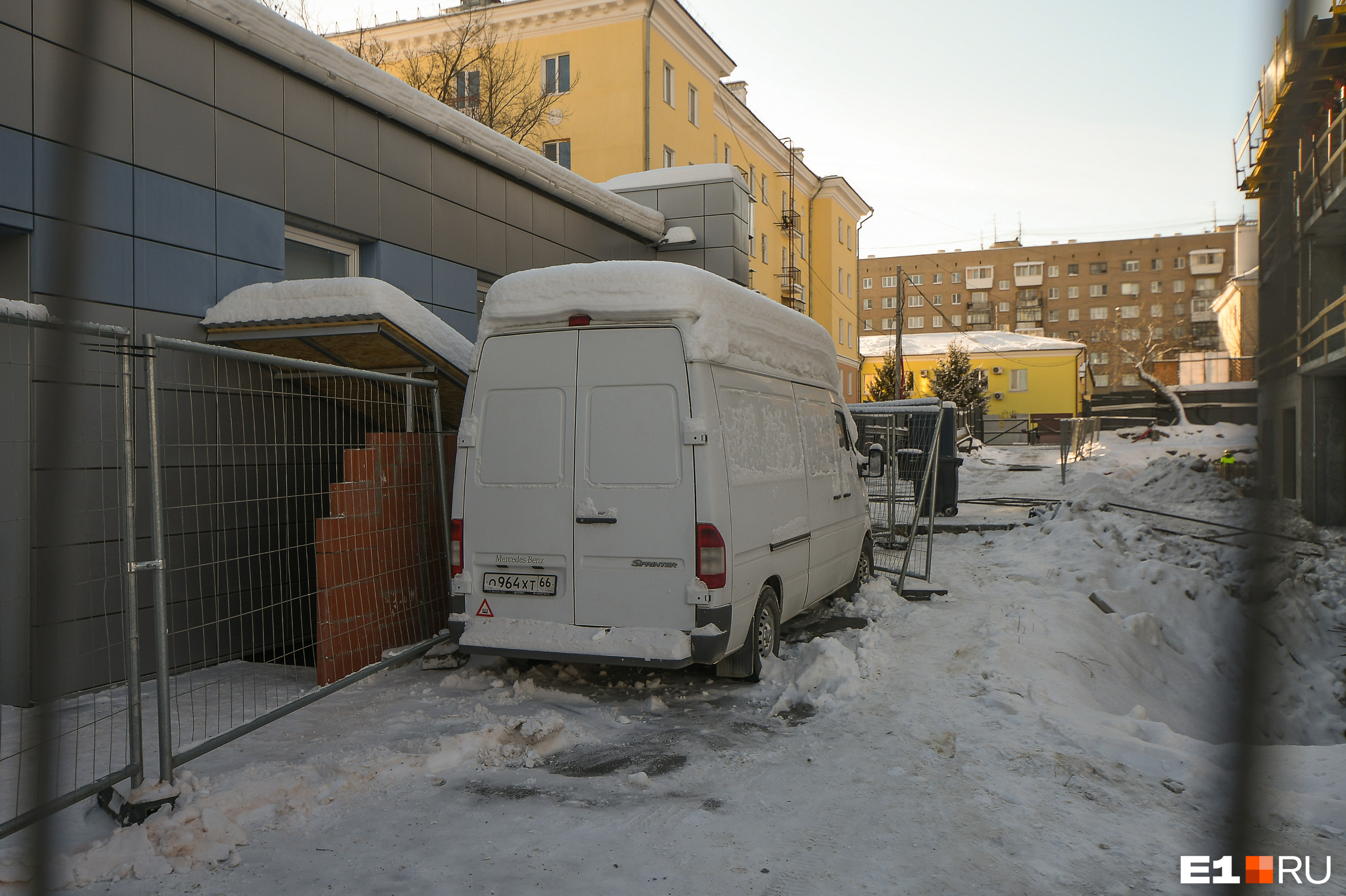 «Брусника» просит Сергея Луппова убрать фургон со строительной площадки, но он отказывается это делать