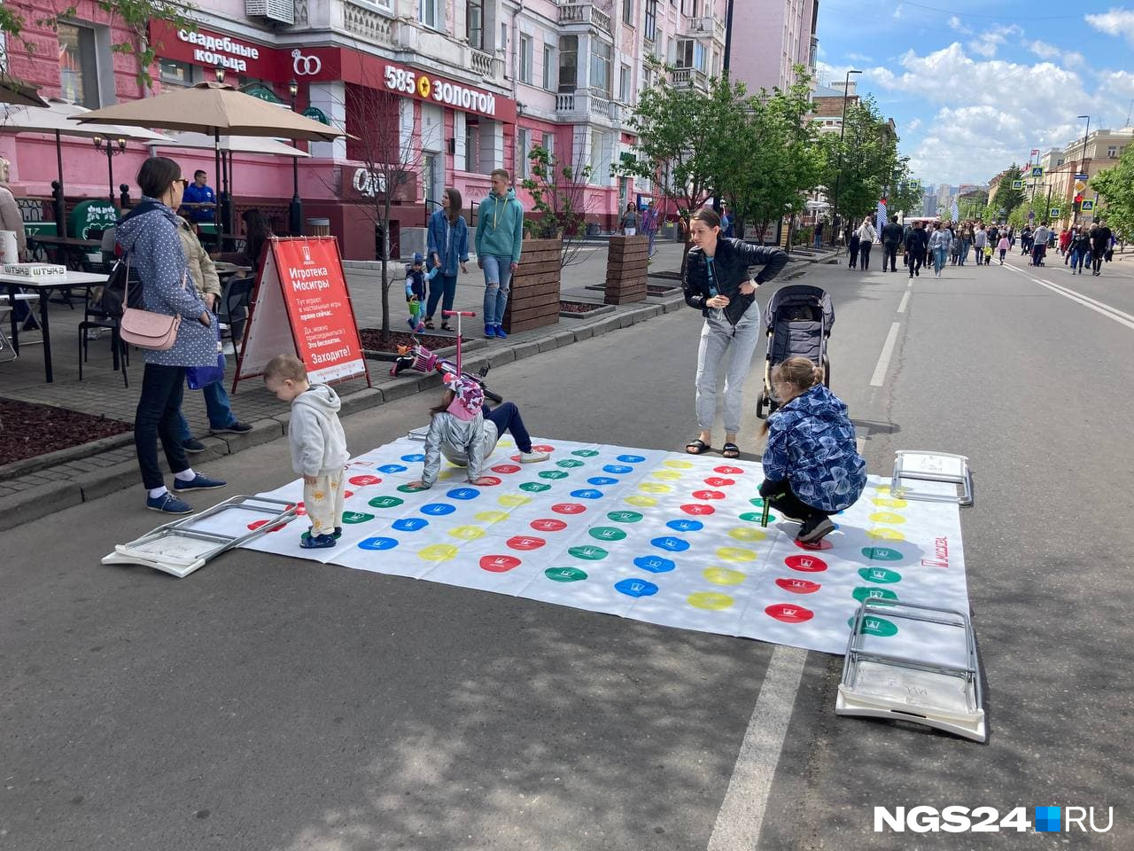 На проспекте можно найти огромный твистер. Сыграть могут все желающие, нужна только компания На проспекте можно найти огромный твистер. Сыграть могут все желающие, нужна только компания