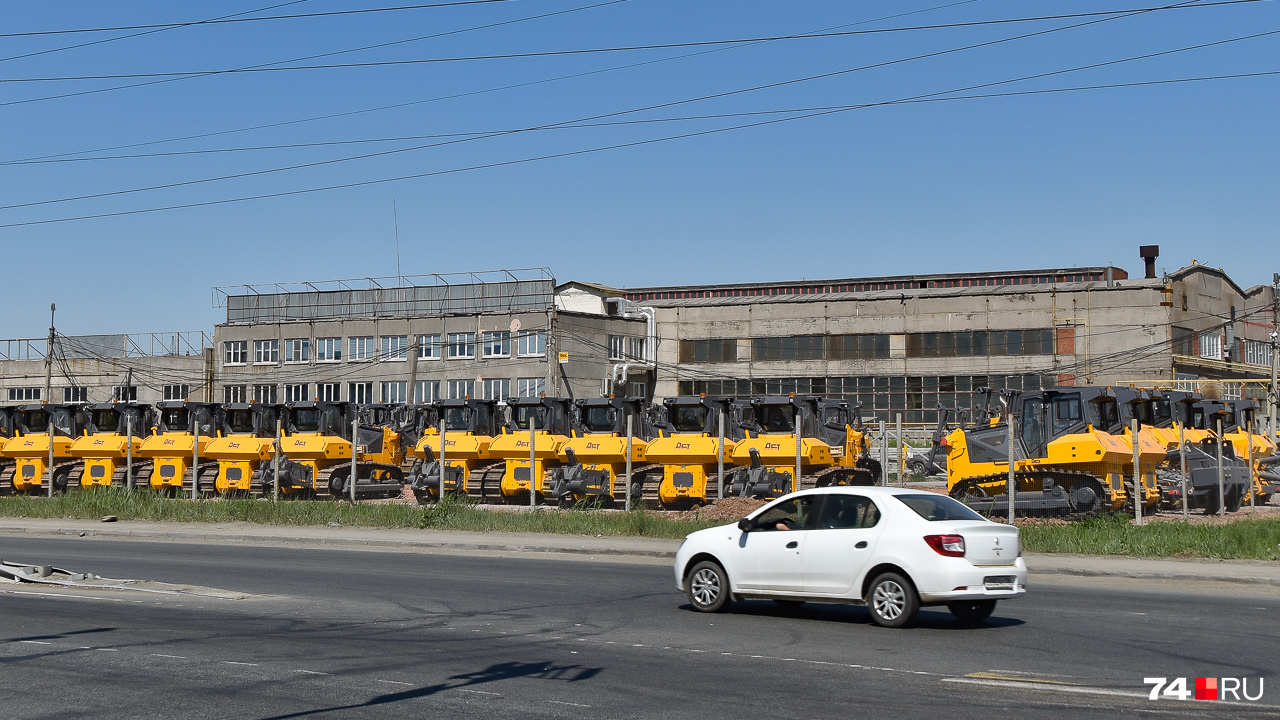 Площадку с тракторами хорошо видно на стыке Героев Танкограда и Северного Луча