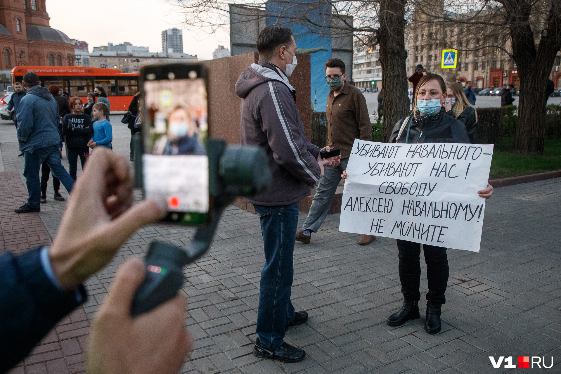 Часть собравшихся уже давно традиционно протестует в Волгограде против всего и вся