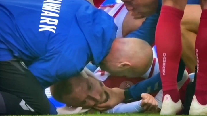 Датский футболист потерял сознание на поле во время матча на Евро-2020
