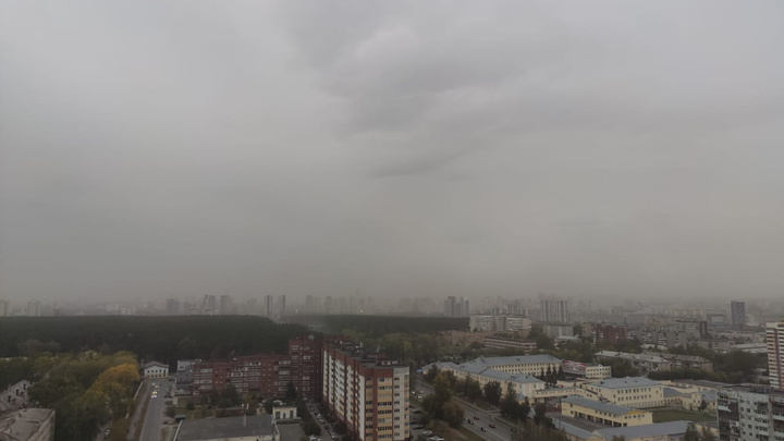 Рвало крыши и сносило заборы: жуткий ураган в Екатеринбурге в одном видео