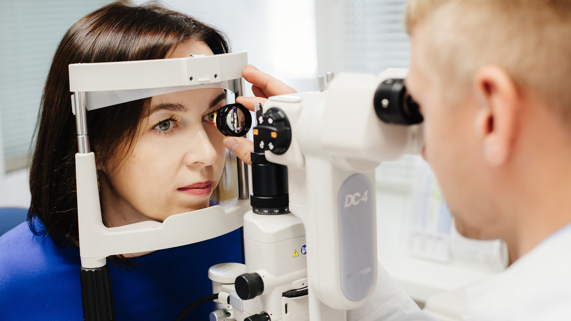 Исправить зрение 1. Диагностика заболеваний зрения. Микроскоп для проверки зрения. Новосибирск офтальмологические клиники лазерной коррекции зрения.