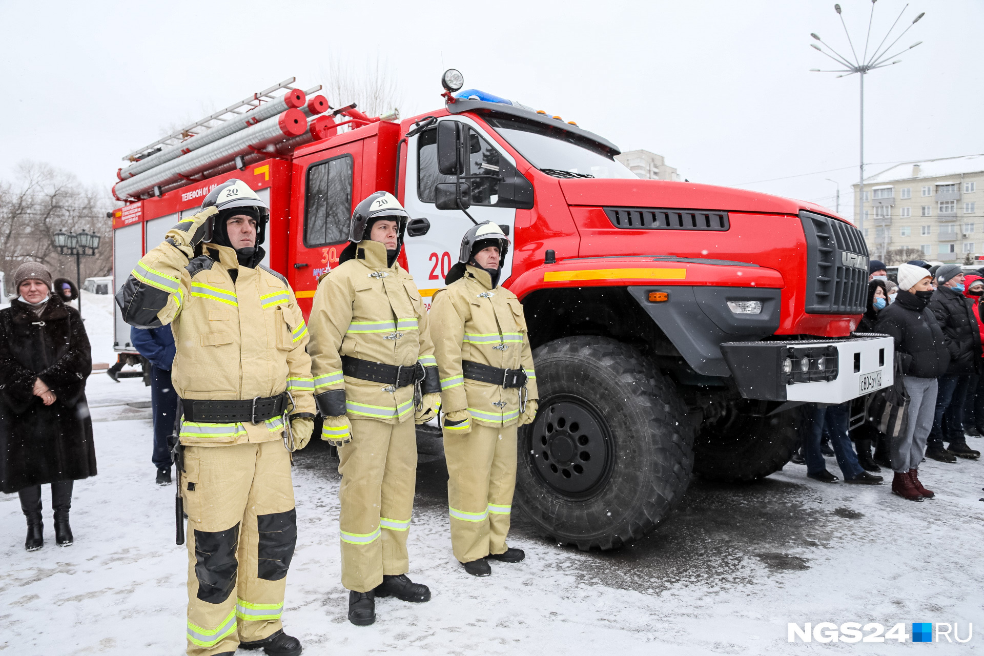 Коллеги пожарных говорят, что потеряли часть своей семьи Коллеги пожарных говорят, что потеряли часть своей семьи