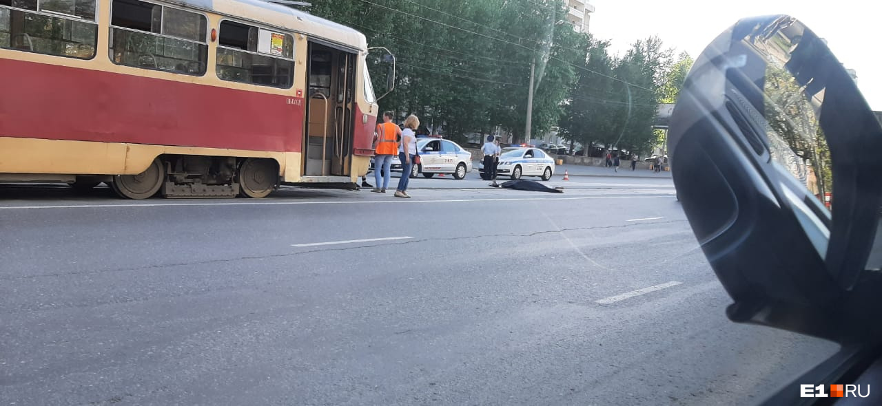 Женщина переходила дорогу в неположенном месте Женщина переходила дорогу в неположенном месте
