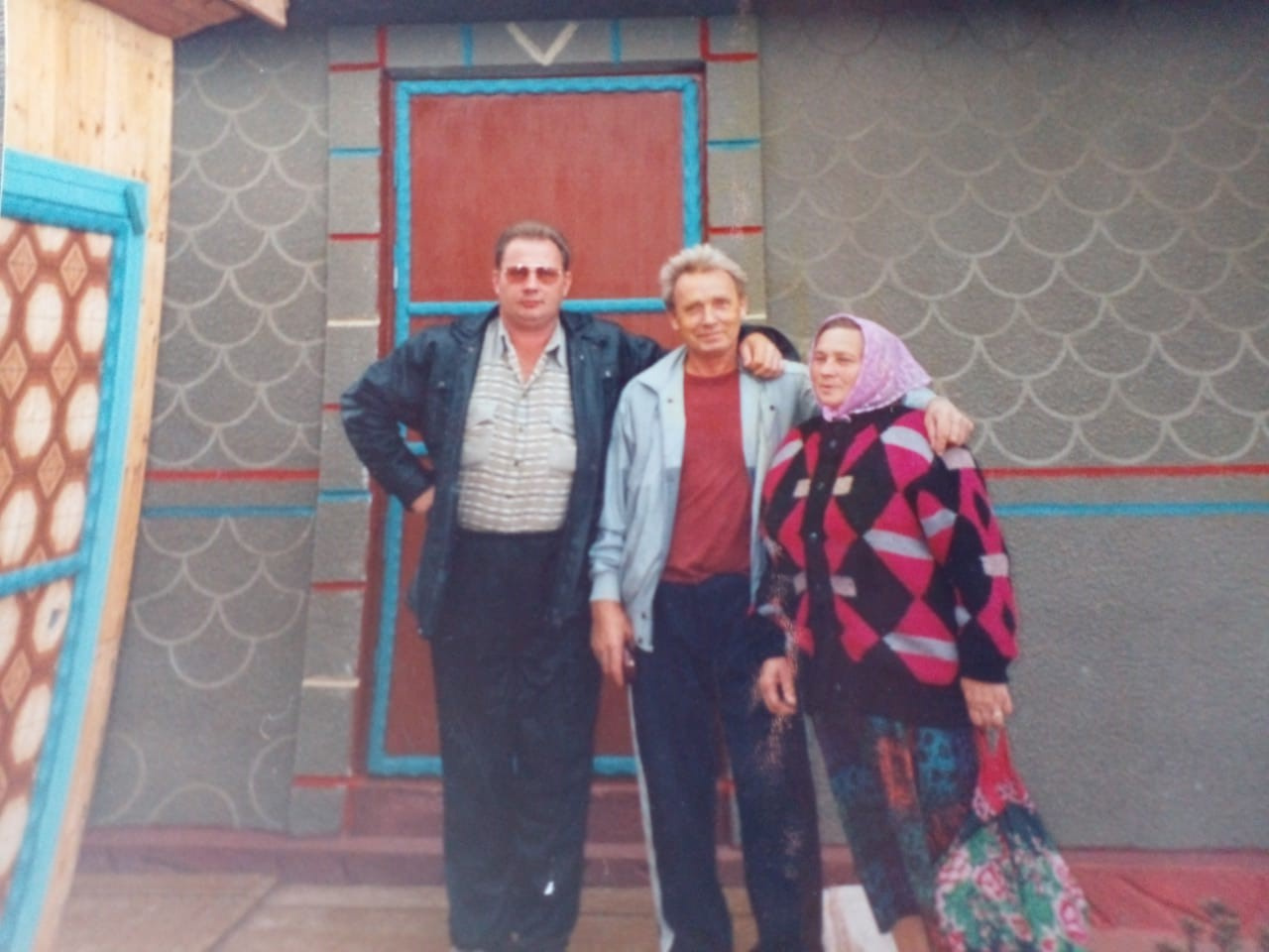 Иван с родителями на даче