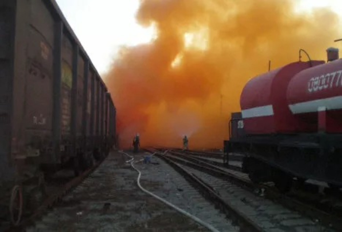 Бригада пожарного поезда пыталась потушить горящий бром, но безрезультатно Бригада пожарного поезда пыталась потушить горящий бром, но безрезультатно