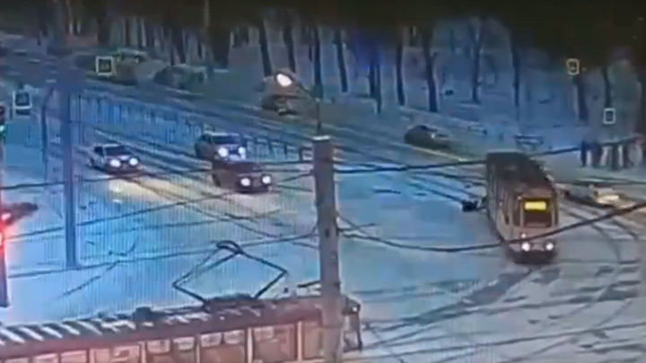 В Челябинске трамвай протащил по земле зажатого дверью пассажира