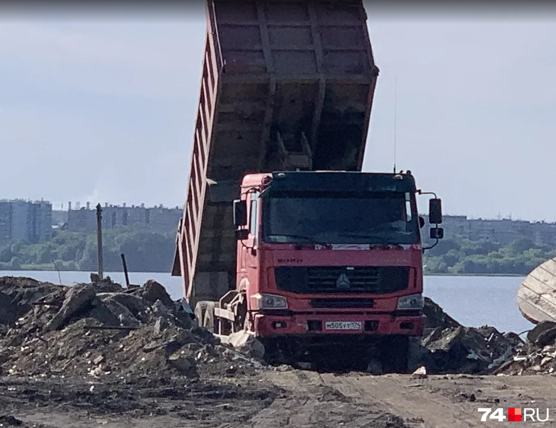 Машины приезжают на берег одна за другой Машины приезжают на берег одна за другой