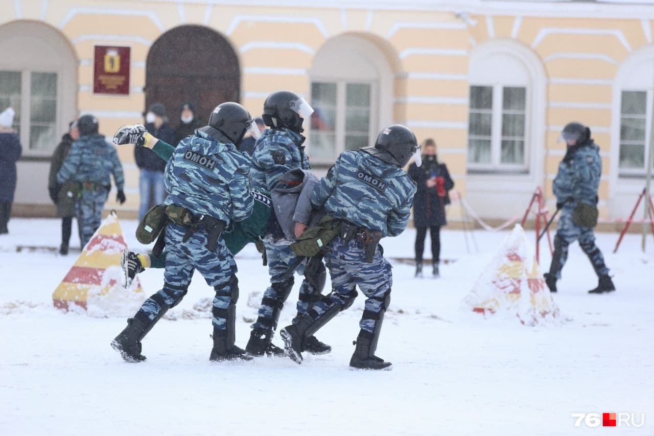 Людей задерживали на Советской площади Людей задерживали на Советской площади