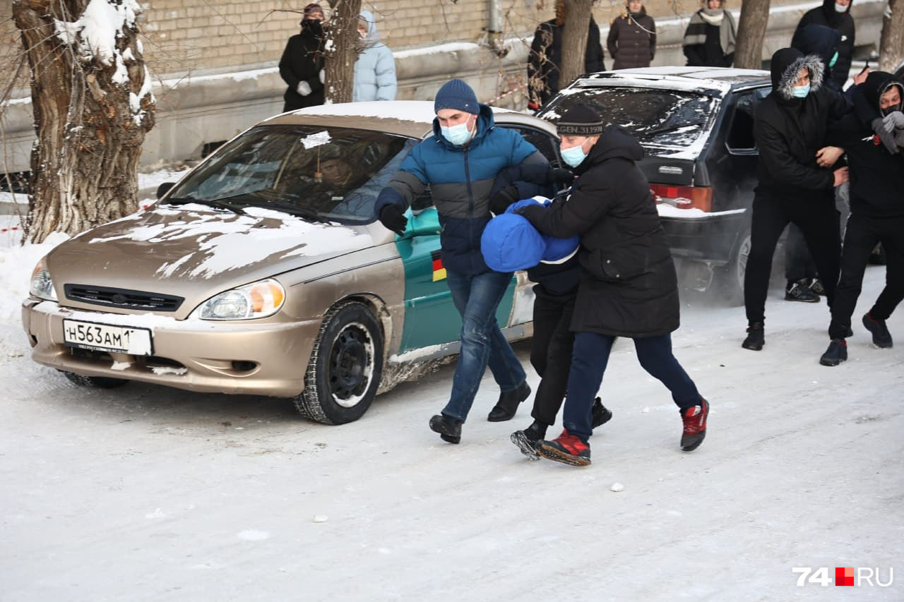 За митингующими наблюдали сдержанно, но без задержаний не обошлось За митингующими наблюдали сдержанно, но без задержаний не обошлось