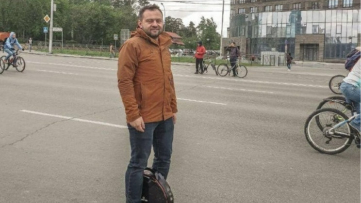 «Иногда люди пугаются»: как депутат Горсовета 4 года передвигается по Новосибирску на моноколесе