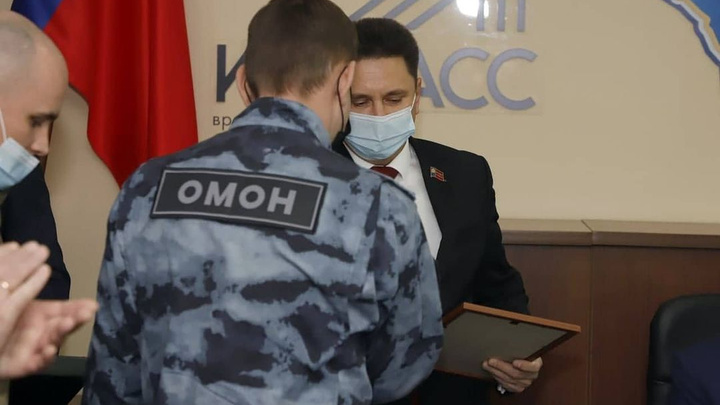 Кузбасские депутаты наградили ОМОН и СОБР за охрану общественного порядка в «непростое время»
