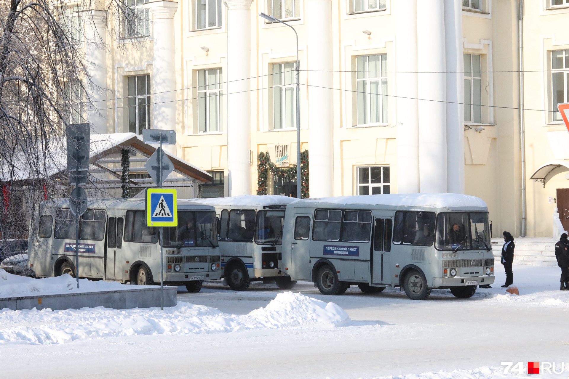 Ближе к бывшему часовому заводу также припарковали автобусы Ближе к бывшему часовому заводу также припарковали автобусы