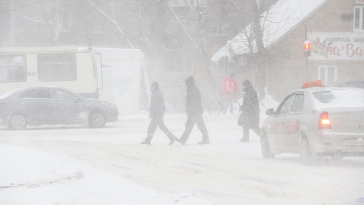 Сложный снежный день нижегородцев в 10 фотографиях