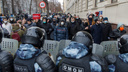 В Волгограде сотрудники ОМОНа оттеснили митингующих от здания областной администрации — видео