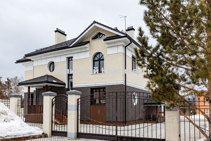 Коттедж в 420 квадратов стоит на 15 сотках Коттедж в 420 квадратов стоит на 15 сотках