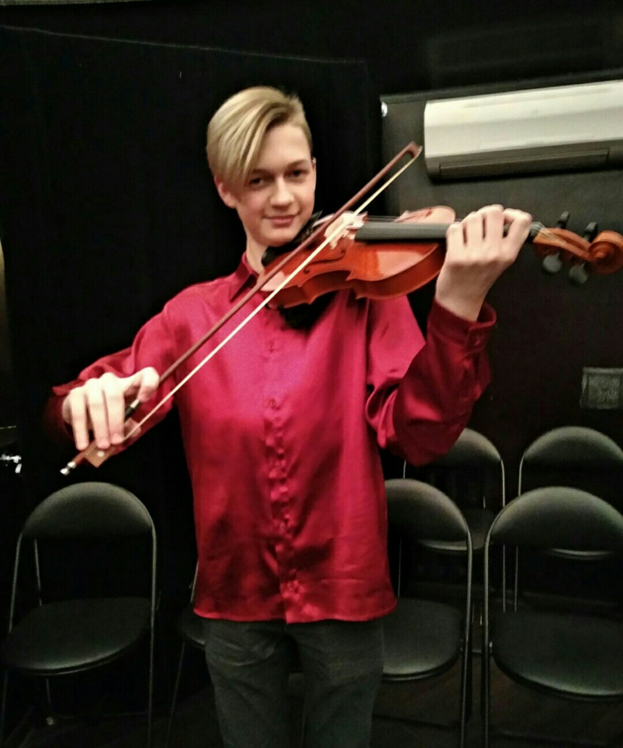 Ярослав играл на скрипке