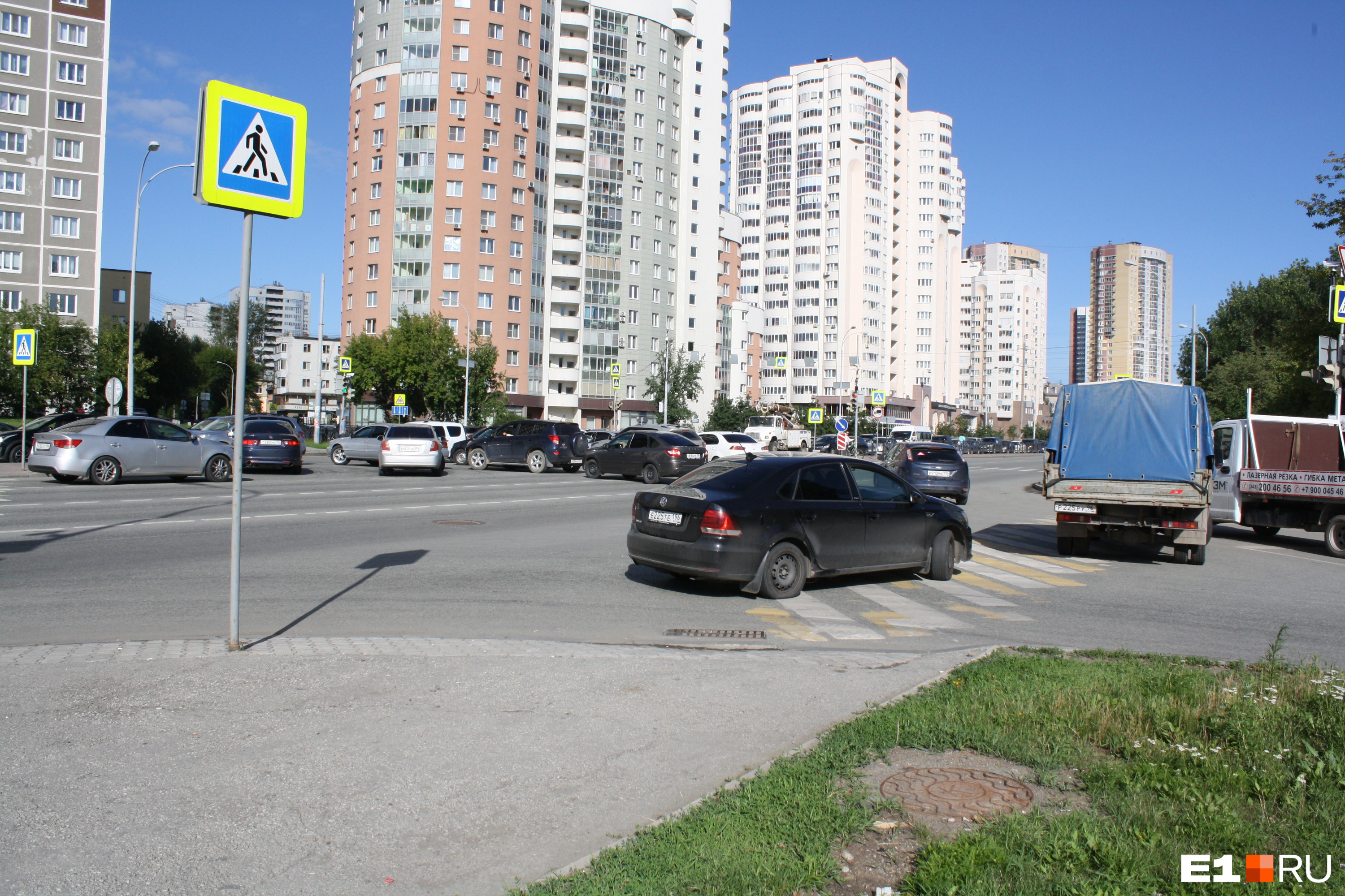 Путаница на перекрестке Луганской и Саввы Белых. Перекресток не справляется с наплывом тех, кто хочет развернуться в направлении Кольцово
