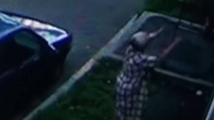 Полицейские нашли новокузнечанку, которая поймала выпавшего из окна ребенка: видео спасения