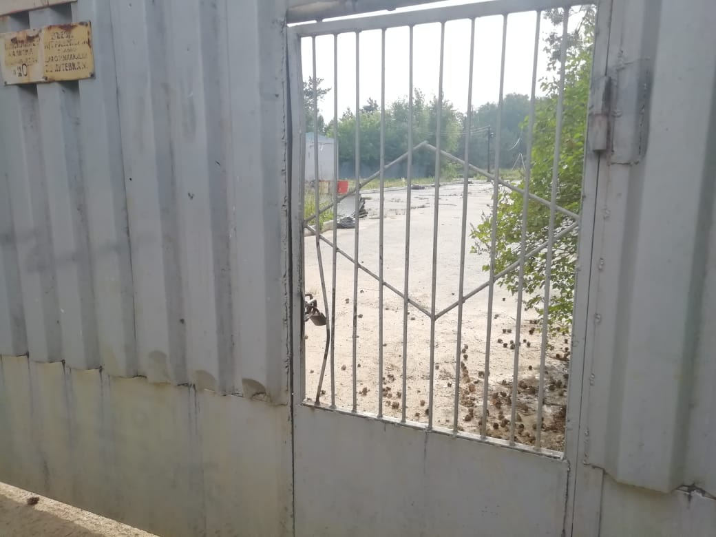 ...а на некоторых воротах просто висят замки ...а на некоторых воротах просто висят замки