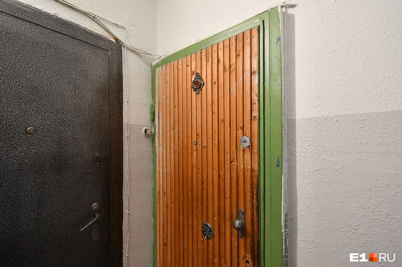 Обычная дверь с деревянной обшивкой, за которой в заточении сидит 95-летний голодный профессор
