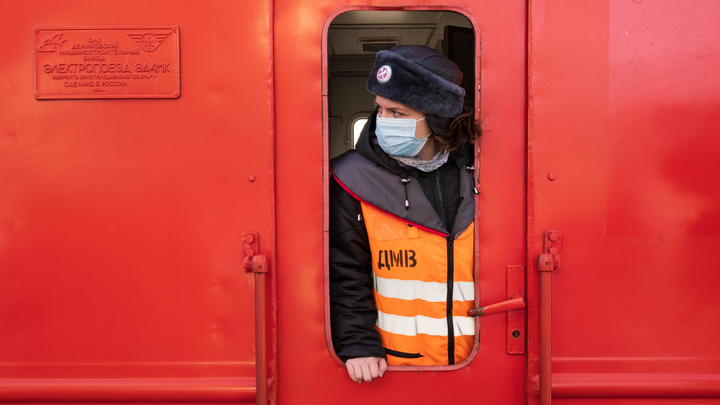Дотянуться до «Ласточки»: 20-летняя челябинка получила редкую работу и отвечает за сотни людей в поезде